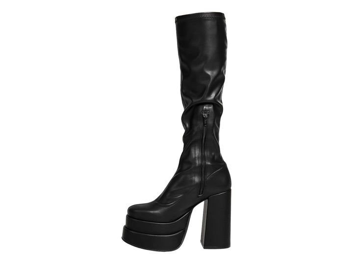 Botas altas negras con plataforma y tacón grueso sobre fondo blanco.