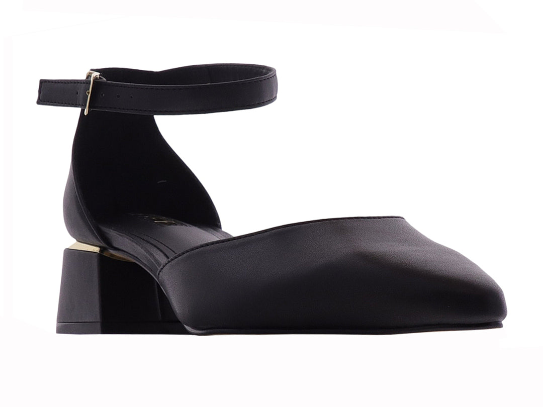 Zapatilla casual color negro con tacón cuadrado y correa al tobillo para mujer