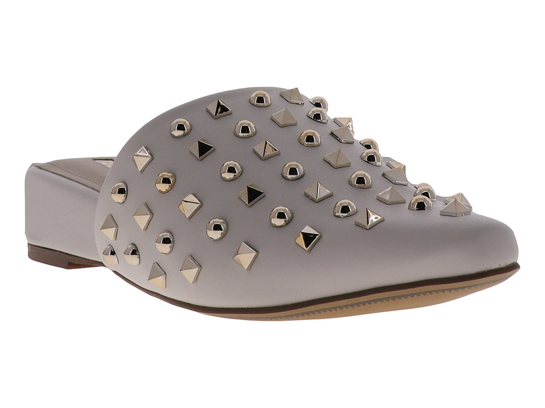 Zapato mule color gris con detalles de tachuelas metálicas doradas en la parte superior.