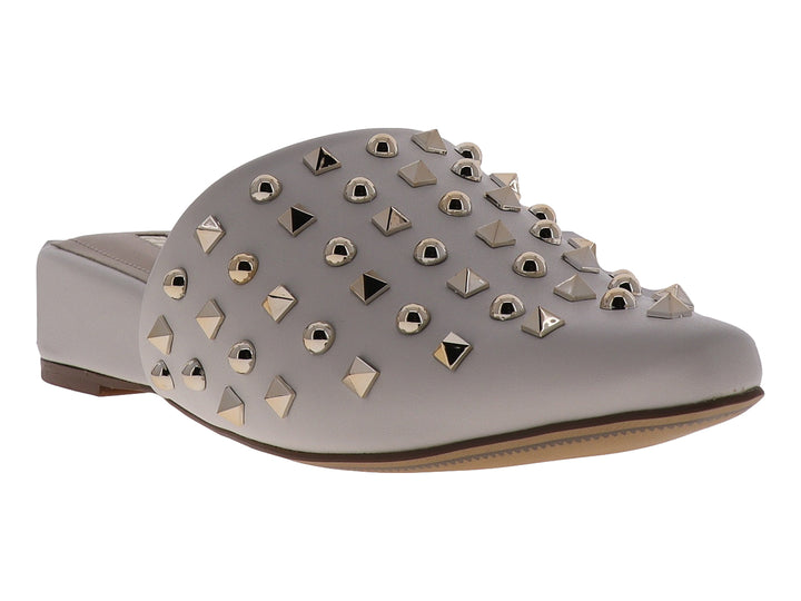 Zapato mule color gris con detalles de tachuelas metálicas doradas en la parte superior.