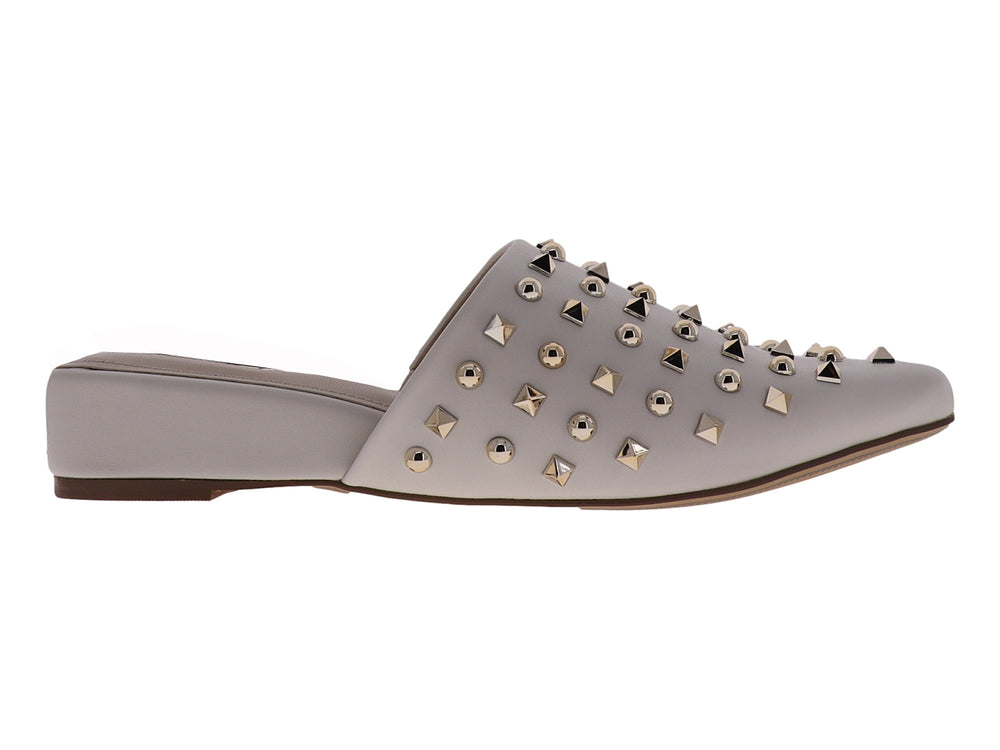 Zapato mule color gris con detalles de tachuelas metálicas doradas en la parte superior.