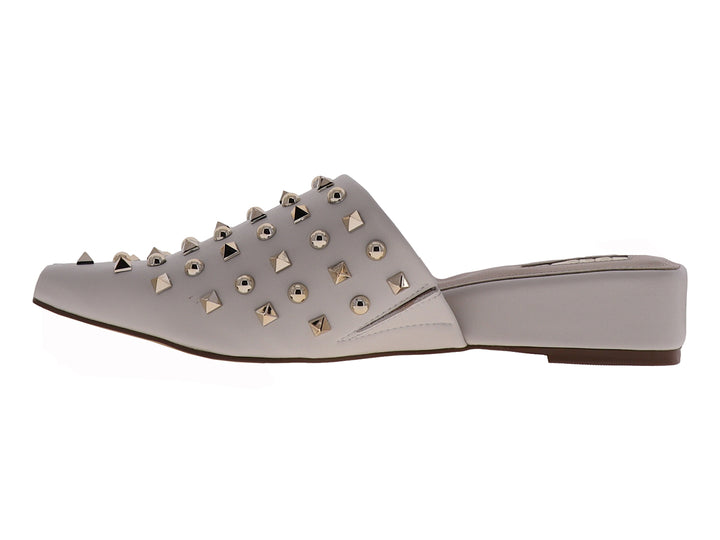 Zapato mule color gris con detalles de tachuelas metálicas doradas en la parte superior.