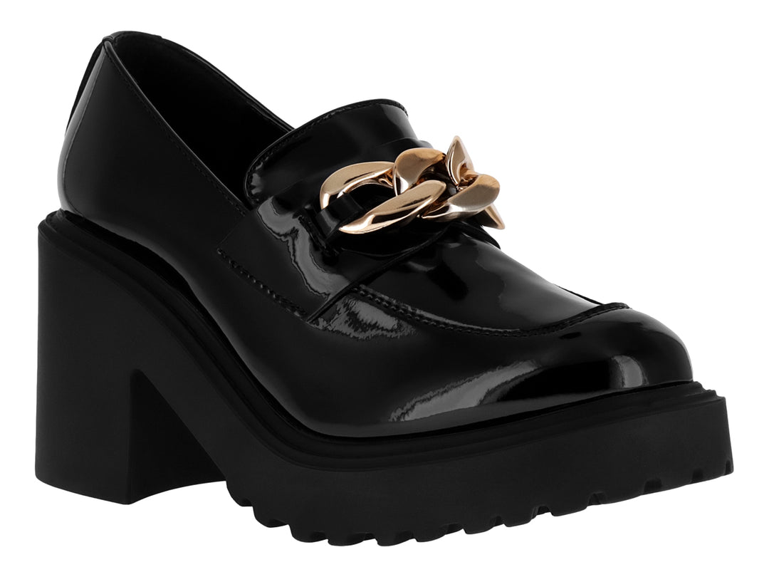 Zapato mocasín negro de charol con plataforma gruesa y detalle de cadena dorada.