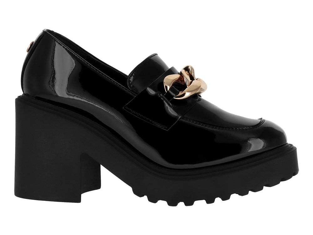 Zapato mocasín negro de charol con plataforma gruesa y detalle de cadena dorada.