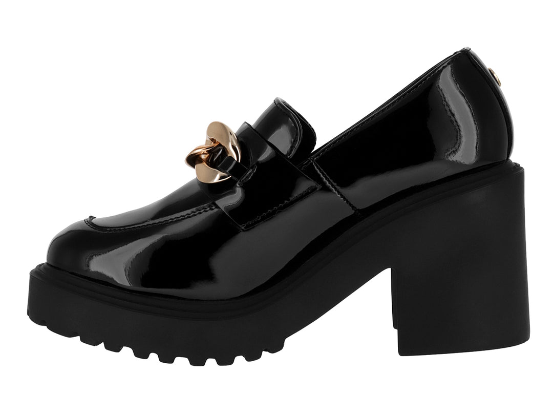 Zapato mocasín negro de charol con plataforma gruesa y detalle de cadena dorada.
