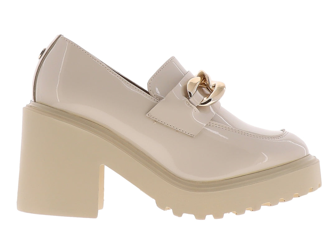 Mocasín de charol color hueso con plataforma gruesa y detalle de cadena dorada en la parte superior.