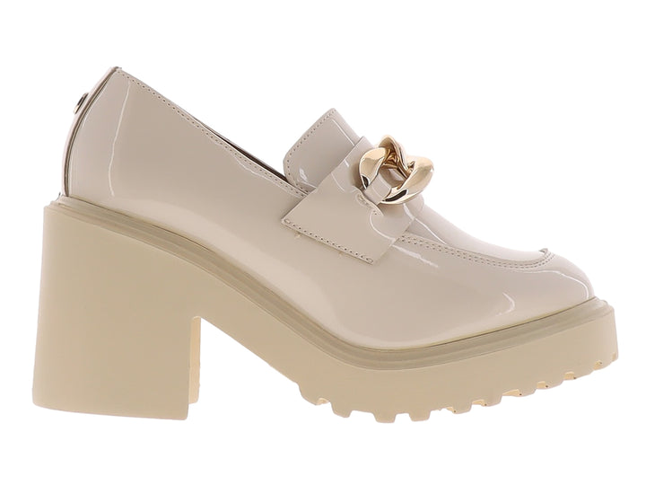 Mocasín de charol color hueso con plataforma gruesa y detalle de cadena dorada en la parte superior.