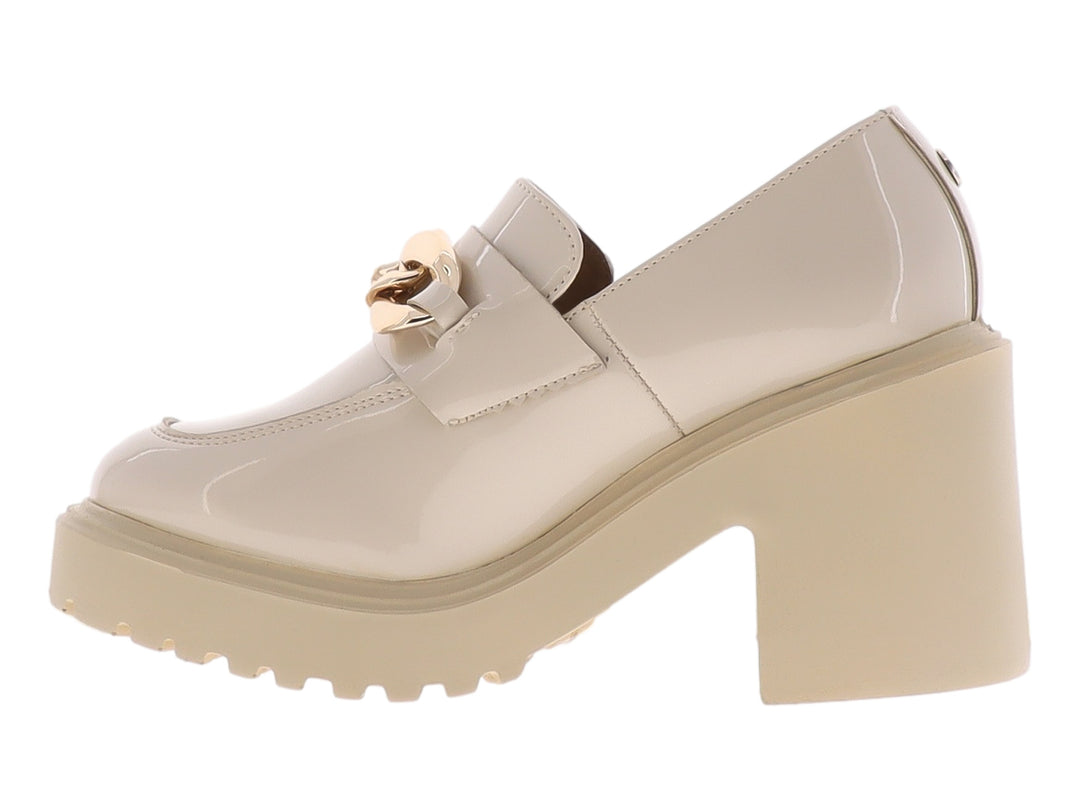Mocasín de charol color hueso con plataforma gruesa y detalle de cadena dorada en la parte superior.