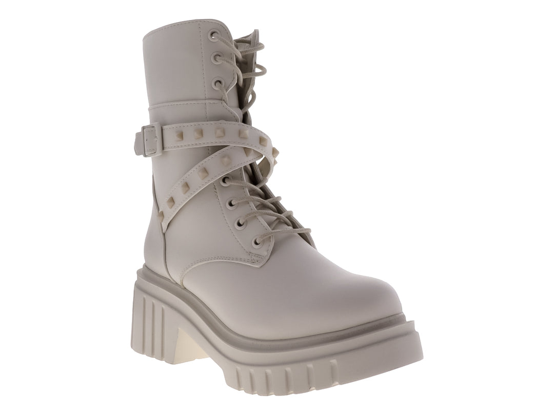 Botas beige de plataforma con cordones y correa decorativa con estoperoles.