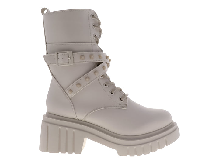 Botas beige de plataforma con cordones y correa decorativa con estoperoles.