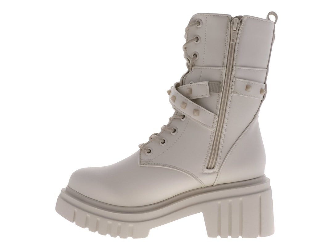 Botas beige de plataforma con cordones y correa decorativa con estoperoles.