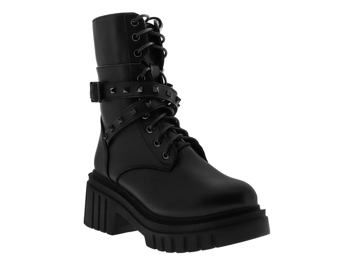 Bota negra de plataforma con cordones, correas decorativas con estoperoles y suela track.