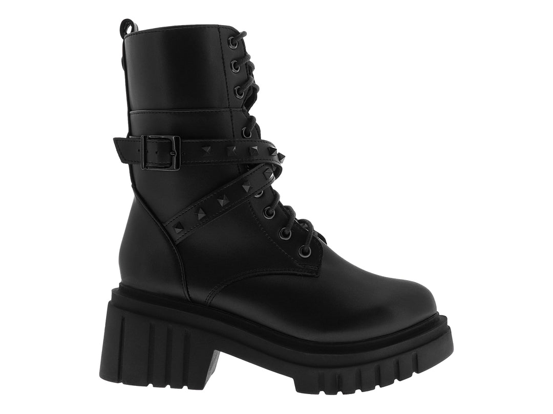 Bota negra de plataforma con cordones, correas decorativas con estoperoles y suela track.