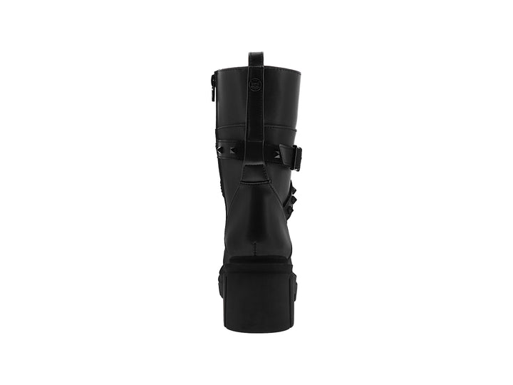 Bota negra de plataforma con cordones, correas decorativas con estoperoles y suela track.