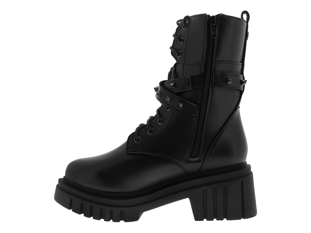 Bota negra de plataforma con cordones, correas decorativas con estoperoles y suela track.