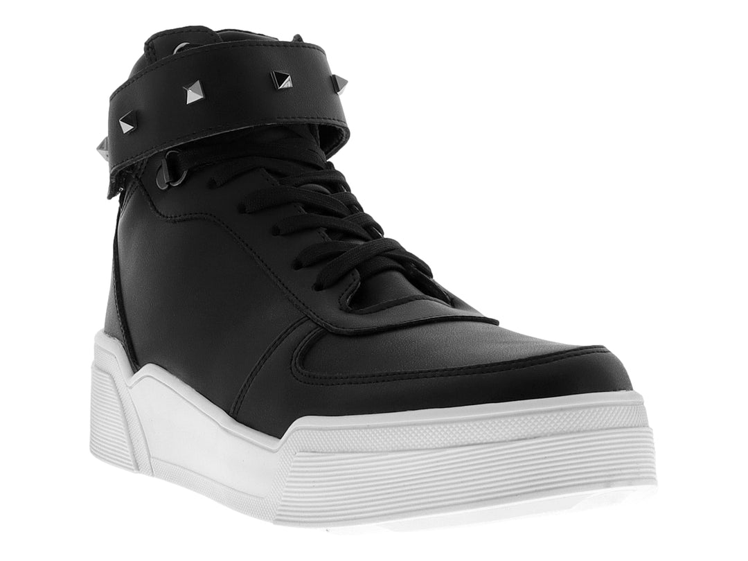 Tenis negros de bota alta con suela blanca gruesa y correa superior decorada con tachuelas metálicas.