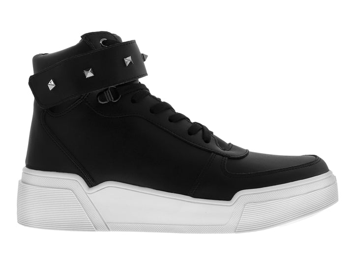 Tenis negros de bota alta con suela blanca gruesa y correa superior decorada con tachuelas metálicas.