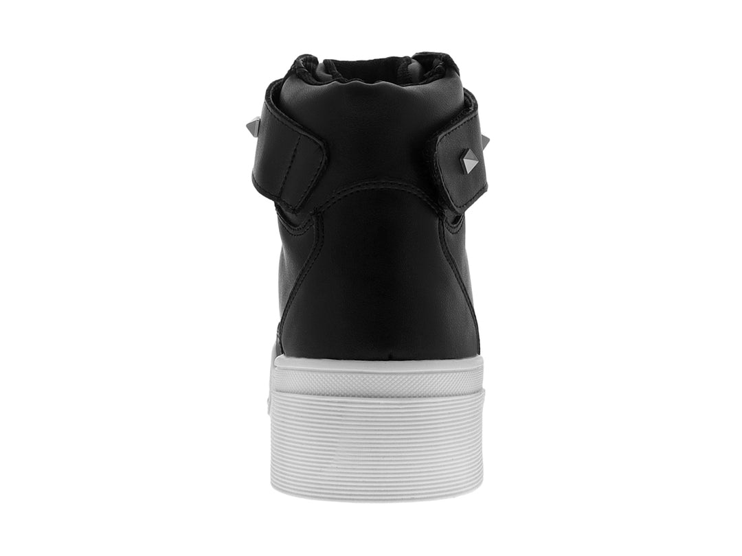 Tenis negros de bota alta con suela blanca gruesa y correa superior decorada con tachuelas metálicas.