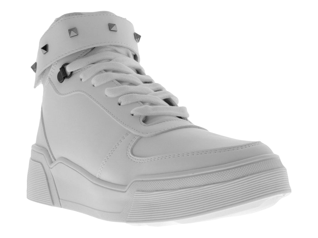Tenis botín color blanco para niño o niña con correa decorativa de tachuelas y suela ancha.