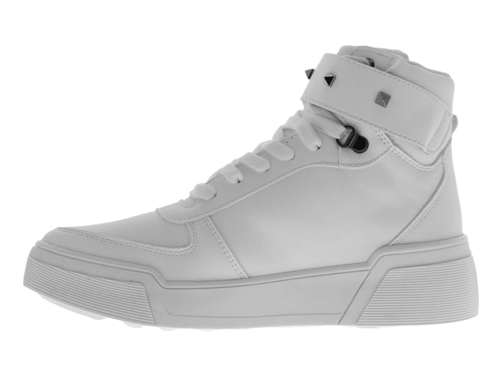 Tenis botín color blanco para niño o niña con correa decorativa de tachuelas y suela ancha.