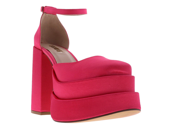 Zapato de tacón alto y plataforma color fucsia con acabado satinado y correa al tobillo.