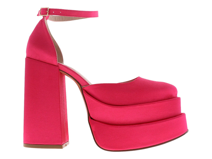 Zapato de tacón alto y plataforma color fucsia con acabado satinado y correa al tobillo.