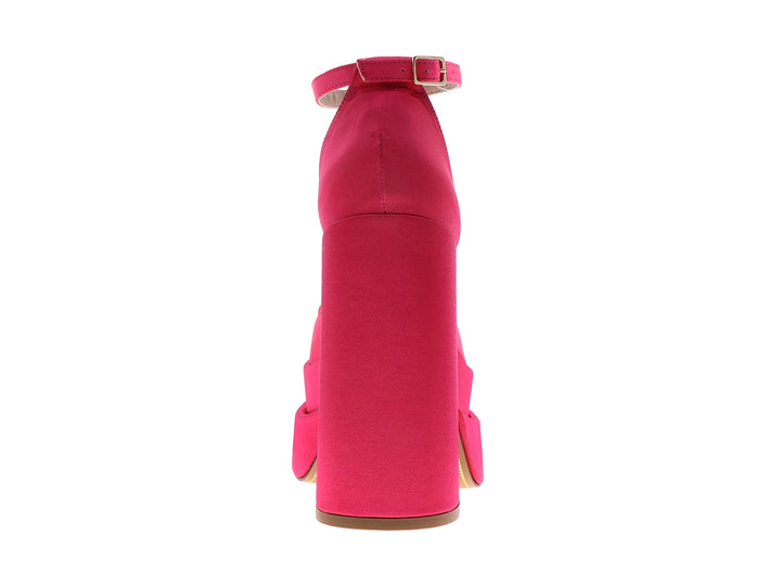 Zapato de tacón alto y plataforma color fucsia con acabado satinado y correa al tobillo.