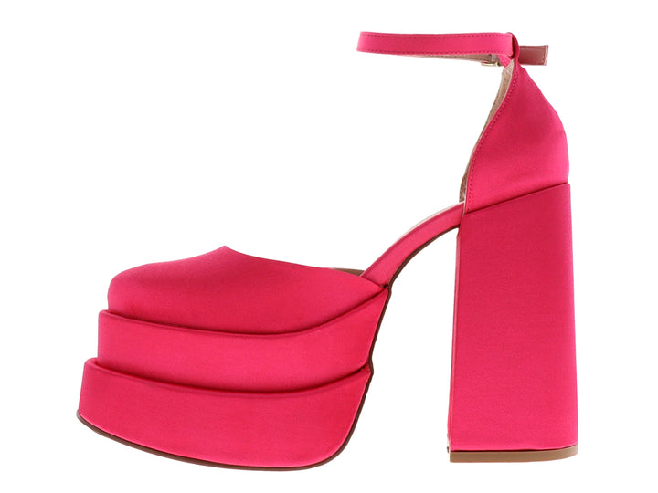 Zapato de tacón alto y plataforma color fucsia con acabado satinado y correa al tobillo.