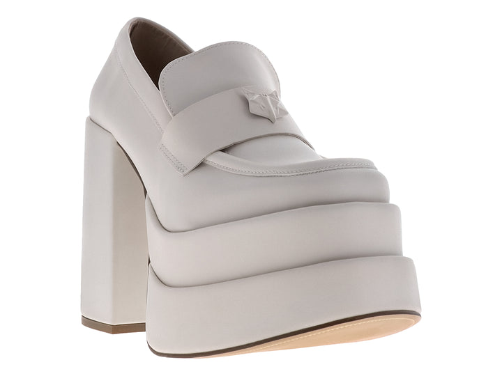 Zapato de tacón y plataforma alta en color beige latte con acabado liso.