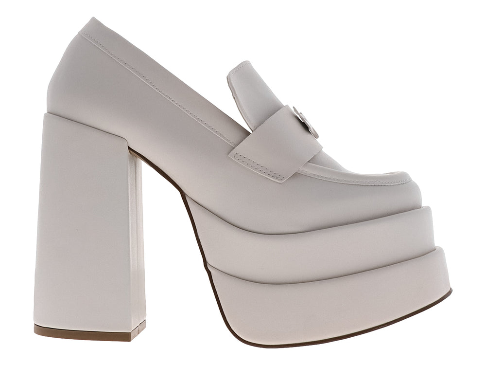 Zapato de tacón y plataforma alta en color beige latte con acabado liso.