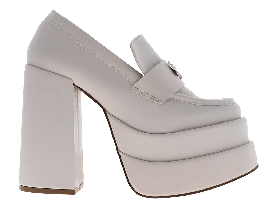 Zapato de tacón y plataforma alta en color beige latte con acabado liso.