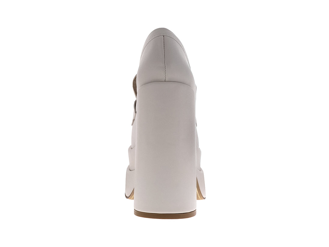 Zapato de tacón y plataforma alta en color beige latte con acabado liso.