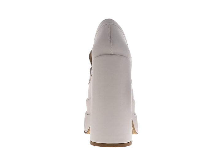 Zapato de tacón y plataforma alta en color beige latte con acabado liso.