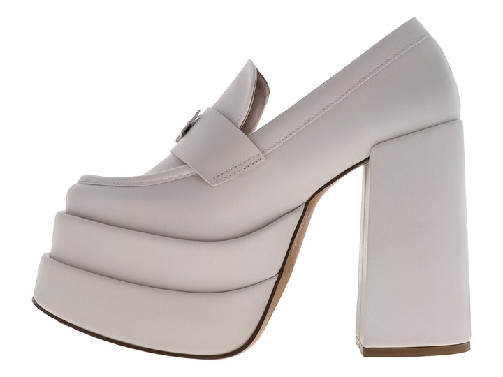 Zapato de tacón y plataforma alta en color beige latte con acabado liso.