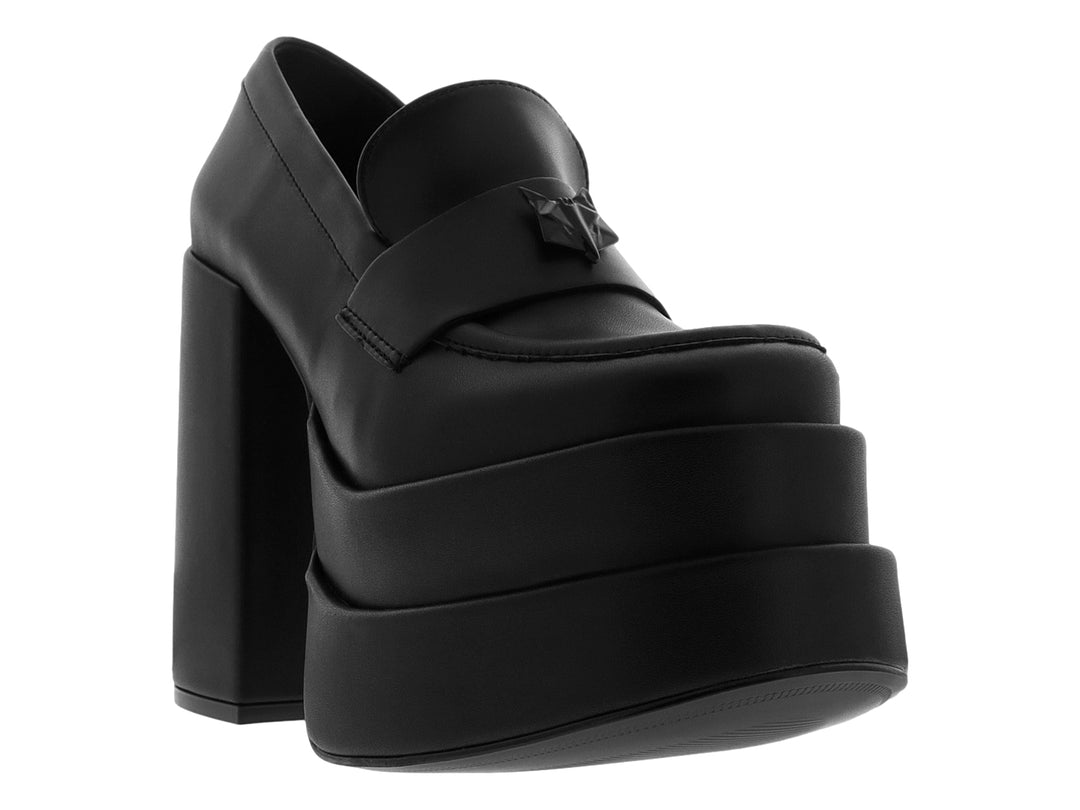 Zapato negro de plataforma con tacón grueso y detalle decorativo frontal.