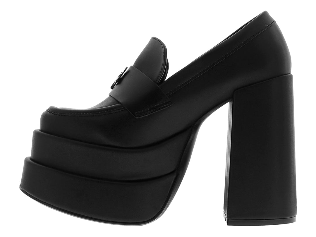 Zapato negro de plataforma con tacón grueso y detalle decorativo frontal.