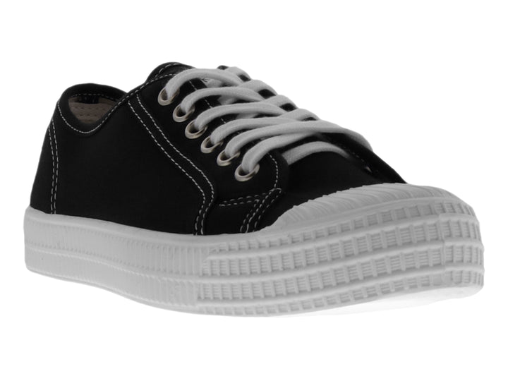 Tenis casuales para niño en color negro con suela y agujetas blancas.