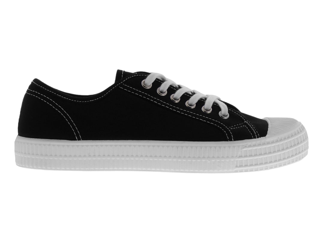 Tenis casuales para niño en color negro con suela y agujetas blancas.