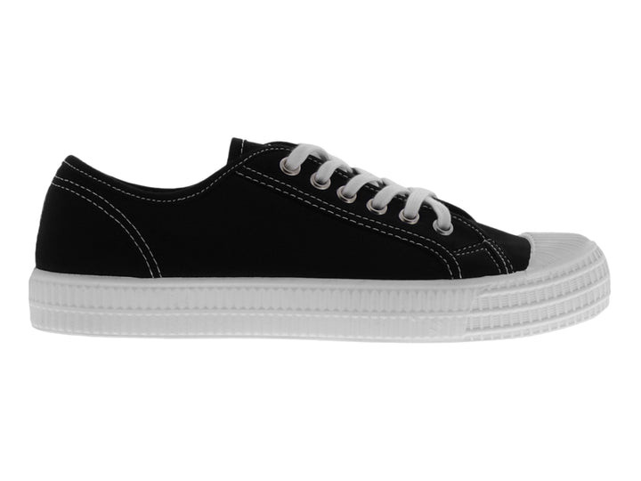 Tenis casuales para niño en color negro con suela y agujetas blancas.