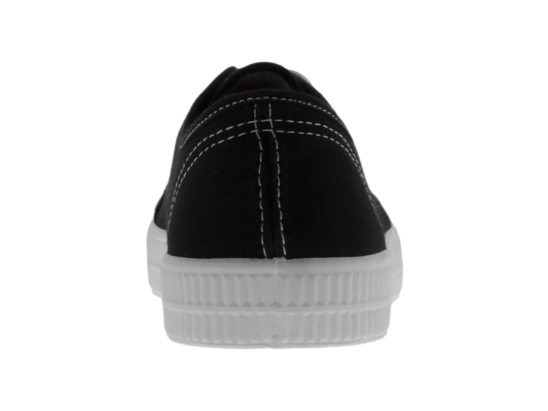 Tenis casuales para niño en color negro con suela y agujetas blancas.