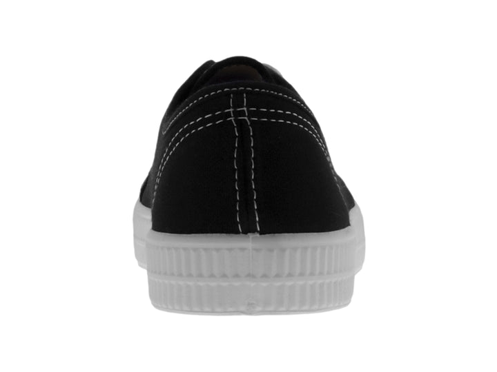Tenis casuales para niño en color negro con suela y agujetas blancas.