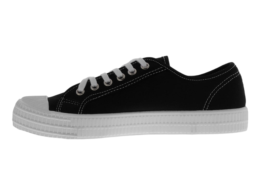 Tenis casuales para niño en color negro con suela y agujetas blancas.
