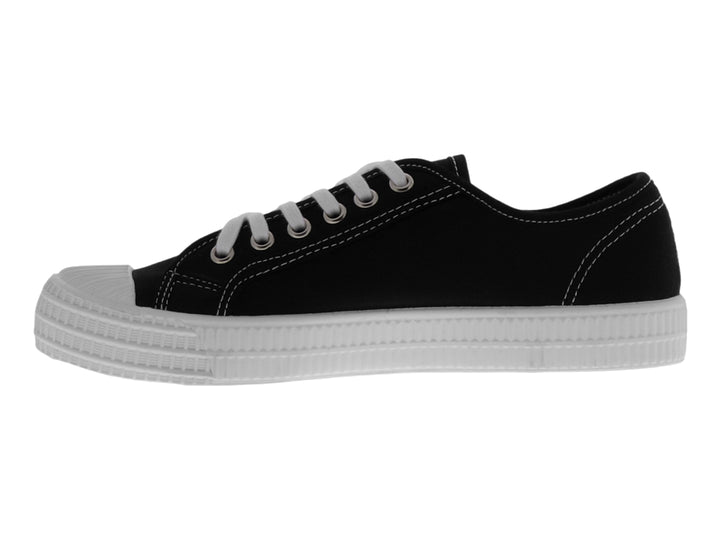 Tenis casuales para niño en color negro con suela y agujetas blancas.