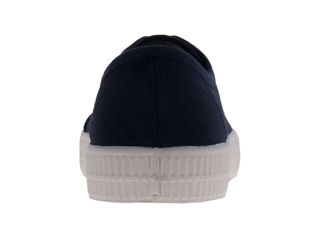 Tenis casuales para niño en color azul marino con suela y cordones blancos.