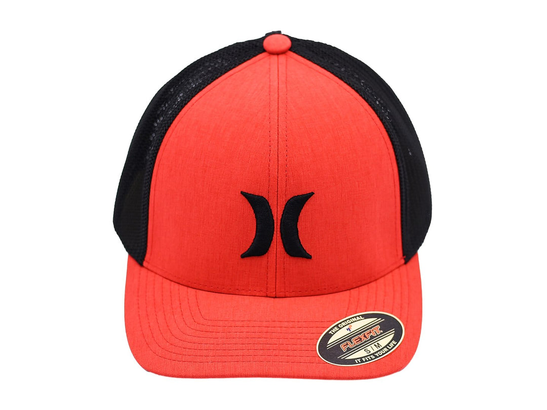 Gorra Hurley roja con malla trasera negra y logotipo frontal negro.