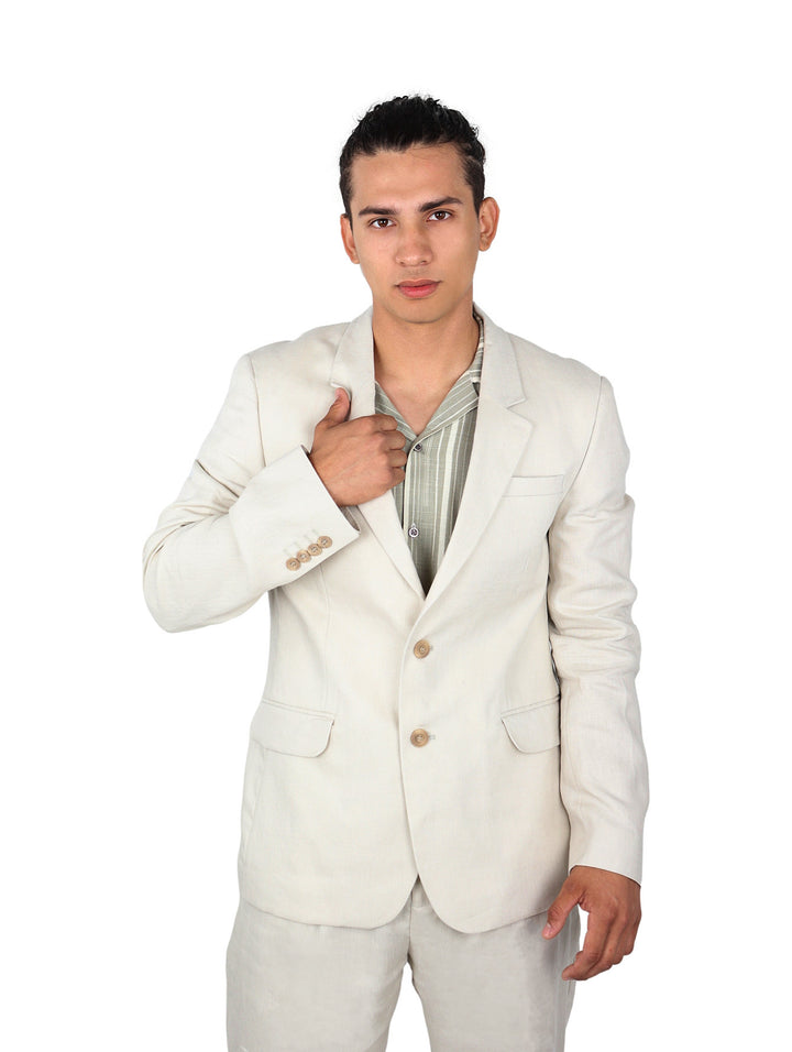Hombre vistiendo un saco casual color beige con pantalones a juego y camisa de rayas.