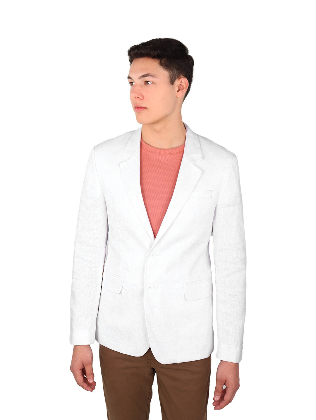 Hombre vistiendo un saco casual de lino color blanco con cuello solapa y botones frontales.