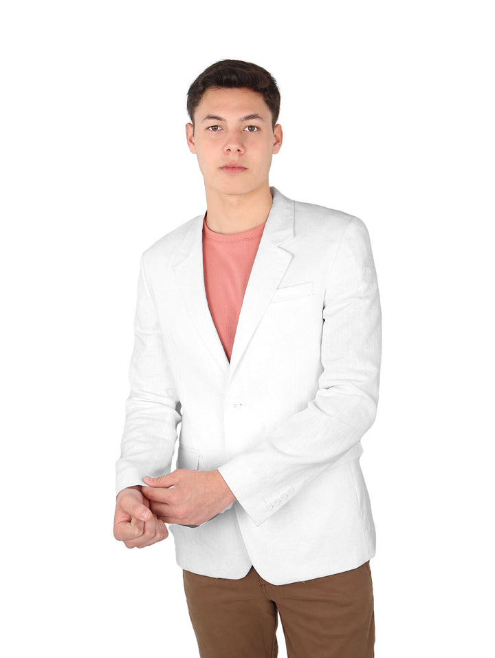 Hombre vistiendo un saco casual de lino color blanco con cuello solapa y botones frontales.