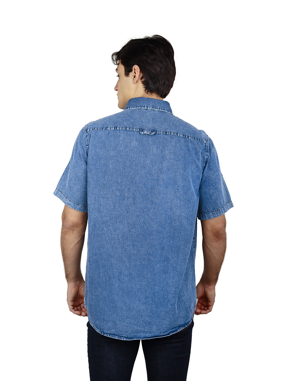 Hombre vistiendo una camisa de mezclilla azul stone con manga corta y dos bolsillos en el pecho.
