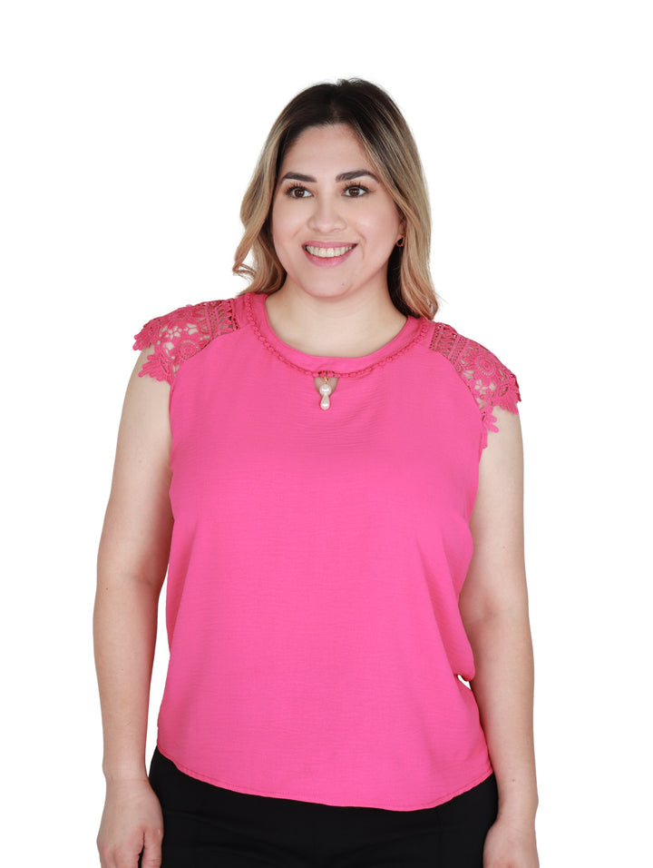 Mujer vistiendo una blusa color rosa con detalles de encaje en los hombros.